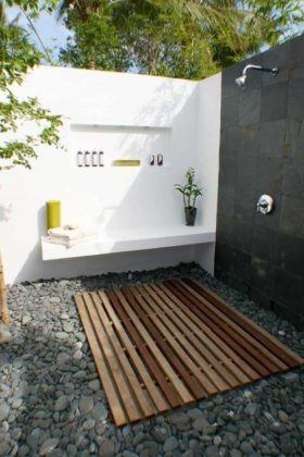 Creative Outdoor Bathroom